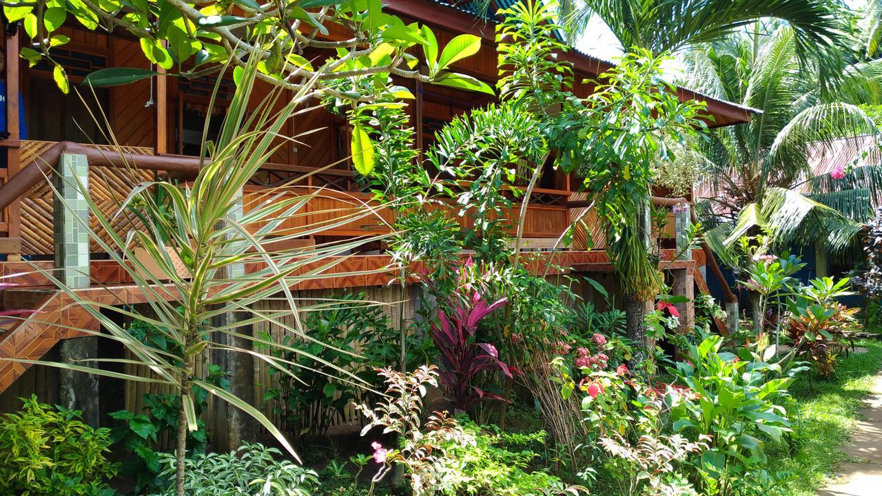 Panorama Backpackers Hotell Bunaken Eksteriør bilde